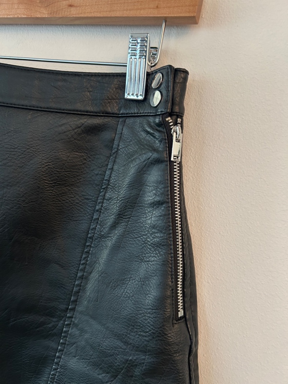 Zara Black Faux Leather Mini Skirt with Side Zipper - Picture 2 of 4